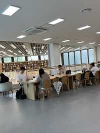 숲속 도서관의 3충 공간