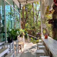 ☕️✨ Faya Cafe’ Sangkhlaburi – คาเฟ่มินิมอล 