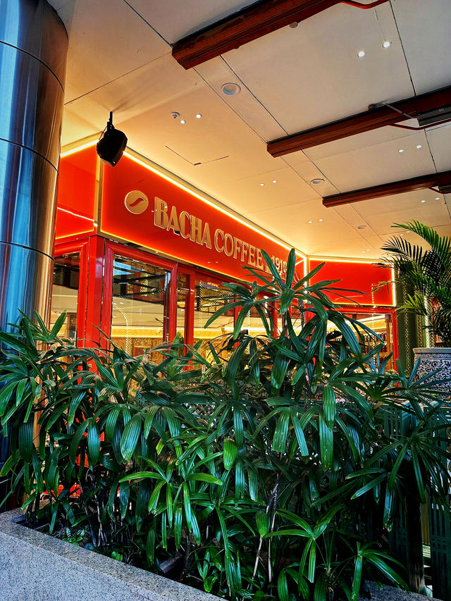 クロワッサンと緑の午後。Bacha Coffeeで過ごす優雅な一杯
