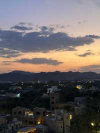 🌅 日落時分的尼茲瓦老城光影