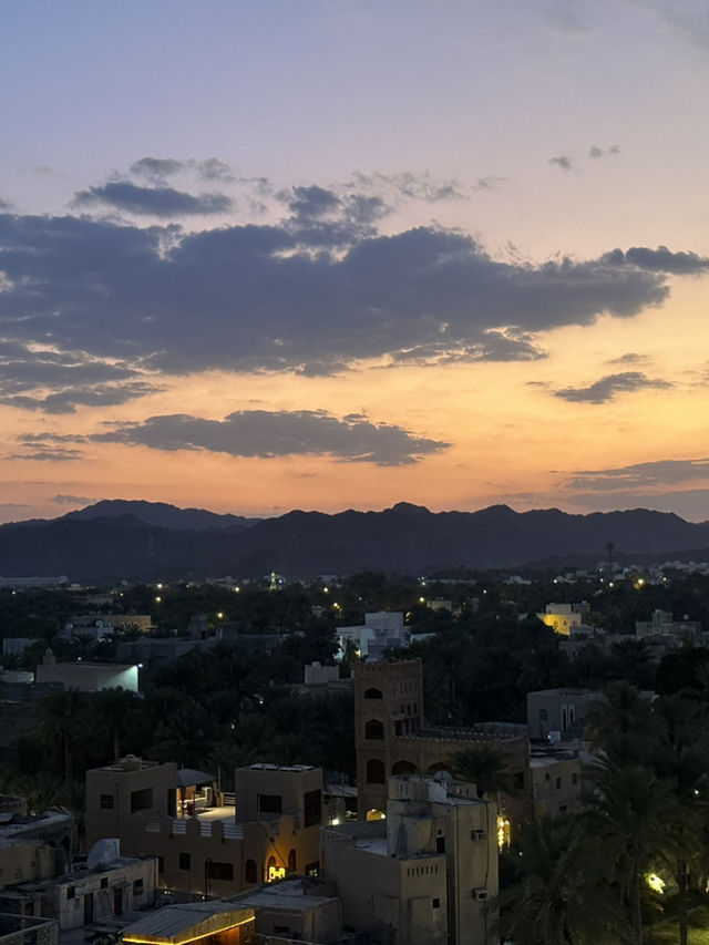 🌅 日落時分的尼茲瓦老城光影 🌅 日落時分的尼茲瓦老城光影