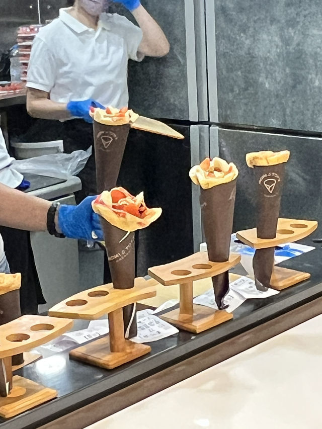 呢間以入口即溶可麗餅而聞名嘅甜品店 melt-in-your mouth crepes 大家一定要嚟試吓