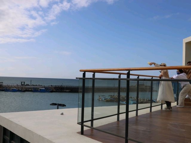 位於屏東車城海口沙灘的「看海美術館」，是一座以大海為背景的獨特藝術展館。