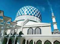 Masjid Sultan Salahuddin Abdul Aziz Shah: The Blue Mosque of Malaysia 🕌✨