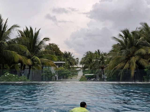 酒店依偎在潔白沙灘與碧藍海水旁，佔地廣闊，設計融合現代簡約與自然元素，讓人一入住就感受到放鬆的度假氛圍。