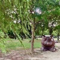 《午後漫步，奇美博物館的綠草與湖光》