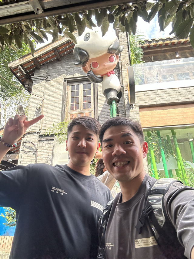 Chengdu’s Kuan Zhai Alley: Where History Meets Modern Buzz
