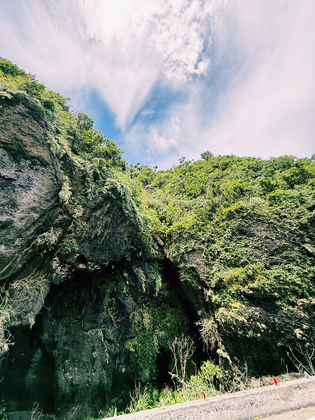 綠島馬蹄橋下|山壁岩洞與碧水交織的秘境,在自然縫隙間戲水的快意時光 綠島馬蹄橋下|山壁岩洞與碧水交織的秘境,在自然縫隙間戲水的快意時光