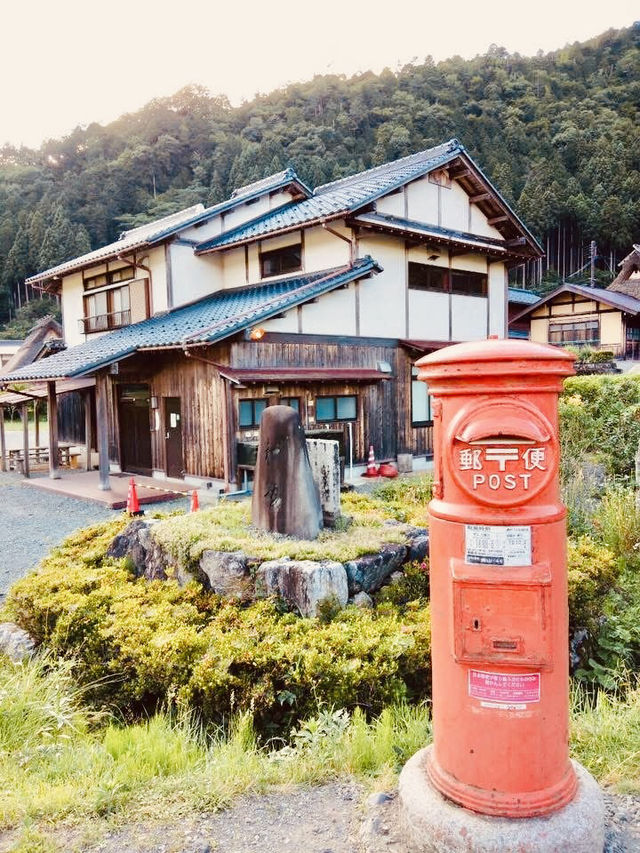 🏡「時光慢下來，走進茅草屋的田園故事。」