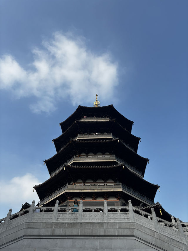 Leifeng Pagoda – หอคอยแห่งตำนานริมทะเลสาบซีหู Leifeng Pagoda – หอคอยแห่งตำนานริมทะเลสาบซีหู