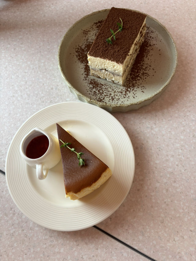 ☕🍰 The Fellows Café – Minimal Vibes & Sweet Treats 🍰☕