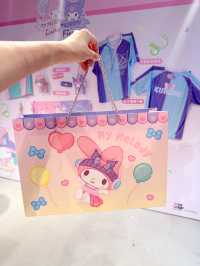 選手包超級無敵可愛呀!😍 全城期待嘅《My Melody ❤ Kuromi Luna Fiesta》 選手包領取站率先預覽限定產品!  嚟到《My Melody ❤ Kuromi Luna Fies