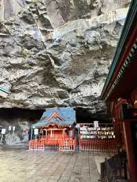 絶壁に位置する神社 本殿は洞窟の中に・・