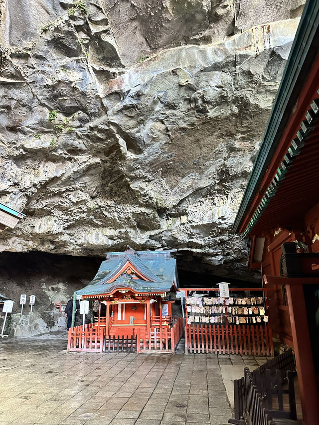 絶壁に位置する神社 本殿は洞窟の中に・・