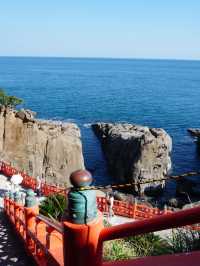 絶壁に位置する神社 本殿は洞窟の中に・・