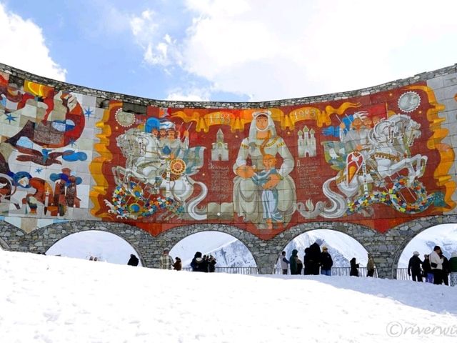 【ジョージア】悪魔の谷にある「ロシア・グルジア友好のモニュメント」