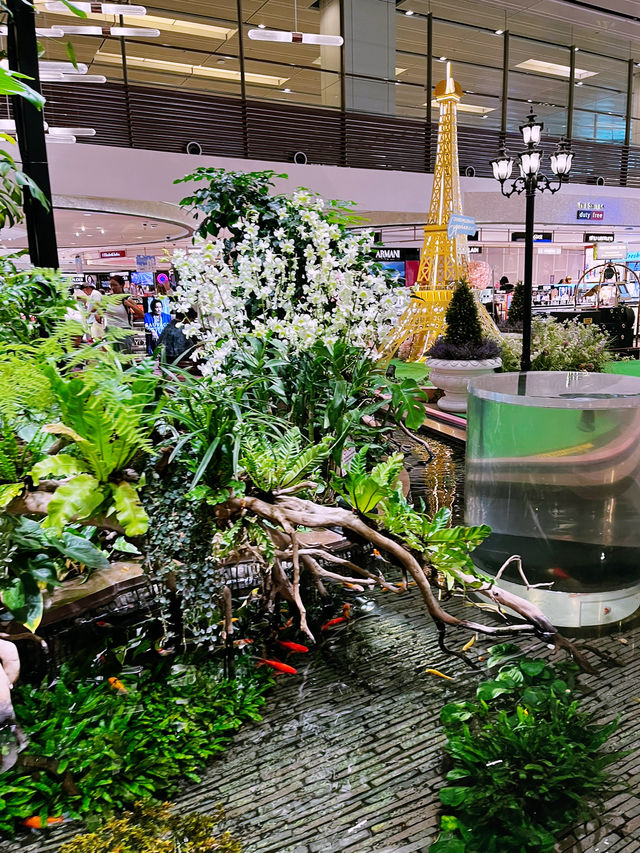 Changi Airport: World-Class Haven of Greenery and Comfort Changi Airport: World-Class Haven of Greenery and Comfort