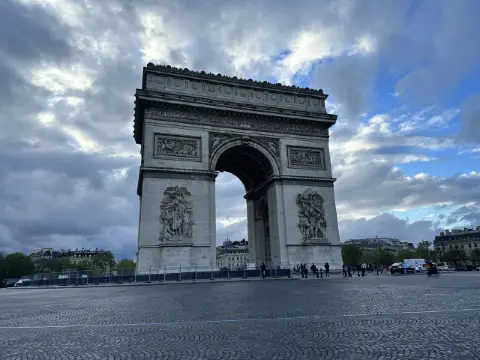 法國 🇫🇷 巴黎凱旋門 Arc de Triomphe｜走上屋頂俯瞰巴黎，真的值得一次！✨