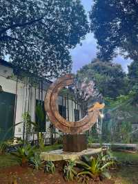 Di depan bangunan megah, seni berbicara lewat keramik, guci,