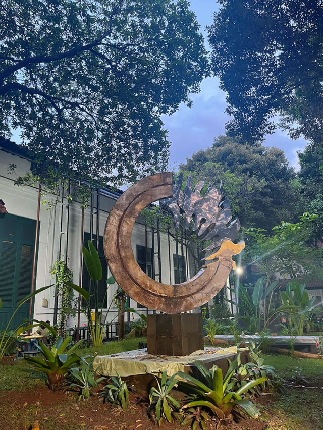 Di depan bangunan megah, seni berbicara lewat keramik, guci, Di depan bangunan megah, seni berbicara lewat keramik, guci,