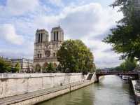 ⛪️巴黎聖母院｜走進歷史裡的一段靜謐