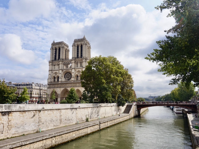 ⛪️巴黎聖母院｜走進歷史裡的一段靜謐