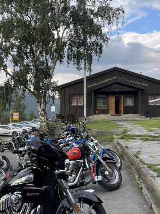 การเข้าพักที่โรงแรมสแกนดิค ทำให้ฉันประทับใจกับบรรยากาศที่เงียบสงบมาก! 🏨🌳 บรรยากาศในห้องอาหารภายในโรงแรมมีเอกลักษณ์เฉพาะตัว ตู้ไม้ที่ตกแต่งอย่างสวยงามและต้นไม้สีเขียวทำให้รู้สึกดีมาก อาหารก็อร่อยมาก ~ ปลุกประสาทสัมผัสให้ตื่นเต็มที่ 🍽️ กินเสร็จแล้วยังอยากกินอีก!

วันนั้นยังได้เจอกลุ่มคนรักแฮร์รี่ พอตเตอร์ กำลังตากม้าอยู่ด้านนอกโรงแรม จิบกาแฟสบายๆ ☕ บรรยากาศโดยรวมผ่อนคลายมาก รู้สึกเหมือนได้สัมผัสวิถีชีวิตของชาวฟลอมจริงๆ! ไม่เพียงแต่สภาพแวดล้อมรอบๆ โรงแรมจะสวยงามเท่านั้น ยังมีซูเปอร์มาร์เก็ตและทิวทัศน์ธรรมชาติ 🏞️ อยู่ใกล้ๆ เพียงไม่กี่ก้าว คุณสามารถเพลิดเพลินกับพระอาทิตย์ตกได้ทุกวัน อากาศสดชื่น อารมณ์ดีขึ้น ~

นอกจากนี้ยังมีลานกางเต็นท์อยู่ใกล้ๆ ซึ่งเหมาะสำหรับผู้ที่ต้องการสัมผัสชีวิตกลางแจ้ง ที่นี่เป็นสถานที่ที่ยอดเยี่ยมสำหรับการพักผ่อนและสนุกสนาน!

สถานที่ท่องเที่ยวแนะนำ: โบสถ์ลอมวูด
ที่อยู่: ลอม

หากคุณไปที่ลอม อย่าลืมแวะชมโรงแรมสแกนดิคด้วย