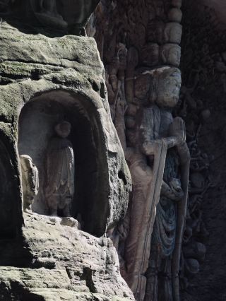 四川南部の真珠.. 世界遺産の石彫芸術に触れる。