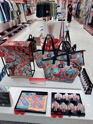 🛍️ バンコクの高級シルク：ジム・トンプソンの象徴的な店舗は行く