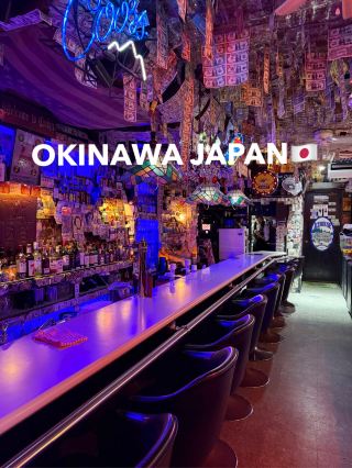 [Ginowan, Okinawa] A 92-Year-Old Mama! A Historic Bar of Over 56 Years with Dollar Bills Covering the Ceiling.