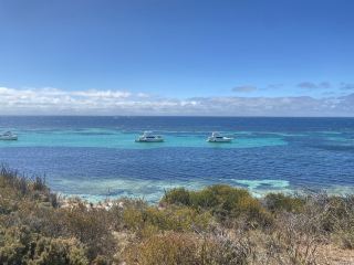 羅特尼斯島:西澳的短尾矮袋鼠、海灘與探險島

珀斯海岸附近,坐落著一個碧藍的海水與潔白的沙灘交相輝映的地方,自行車取代了繁忙的交通,澳洲最可愛的動物之一——短尾矮袋鼠——在這裡自由自在地漫步。羅特尼斯島,傳統上被稱為瓦傑姆普島(Wadjemup),是西澳大利亞一處風景如畫的世外桃源,也是澳洲最令人難忘的島嶼體驗之一。

小島,大魅力

羅特尼斯島距離弗里曼特爾約19公里,從珀斯搭乘渡輪即可輕鬆抵達。從弗里曼特爾出發大約需要30分鐘,因此無論是輕鬆的一日遊還是更長的島嶼度假,這裡都是理想之選。

羅特尼斯島的獨特之處在於其寧靜祥和、車輛禁止通行的氛圍。遊客無需匆忙趕往各個景點,而是可以放慢腳步,呼吸著清新的海風,騎自行車、步行或乘坐擺渡車探索這座島嶼。

邂逅著名的短尾矮袋鼠

當然,如果沒有羅特尼斯島最著名的居民——短尾矮袋鼠,任何關於羅特尼斯島的故事都不算完整。

這些小型有袋動物是西澳大利亞最具代表性的野生動物之一。它們天真爛漫的表情讓羅特尼斯島聞名世界,但親眼目睹短尾矮袋鼠在自然環境中的身影,遠比僅僅拍張照片要珍貴得多。

遊客應該記住,短尾矮袋鼠是野生動物。請勿餵食或觸摸它們,並給它們足夠的空間自由活動。負責任地與野生動物互動有助於保護島上獨特的生態系統。

騎乘穿梭於海灘之間

體驗羅特尼斯島的最佳方式之一就是騎自行車。

島上擁有超過22公里的自行車道,遊客可以騎乘穿越灌木叢,途經鹽湖,沿著壯麗的海岸公路前進。環島騎行全程約22公里,此外,還有較短的路線可供選擇,適合喜歡輕鬆騎乘的遊客。

每當美景吸引你的目光,就停下來欣賞。停好自行車,漫步向大海,探索另一個隱密的海灣。在羅特尼斯島,景點之間的旅程本身就如同目的地一樣美麗。

碧綠的海灣和潔白的沙灘

羅特尼斯島擁有 63 個海灘和 20 個海灣,為游泳、浮潛以及在印度洋放鬆和身心提供了無數機會。

盆地 (The Basin) 是島上最具代表性的游泳地點之一,而小鸚鵡灣 (Little Parakeet Bay)、喬迪灣 (Geordie Bay) 和小鮭魚灣 (Little Salmon Bay) 則提供了更多享受水上樂趣的優美場所。

在水下,海洋保護區展現了羅特尼斯島的另一面,那裡棲息著珊瑚、熱帶魚和海草。帕克角 (Parker Point) 和小鮭魚灣還設有浮潛路線,並配有水下資訊牌。

羅特尼斯島的野性面

除了美麗的海灘,羅特尼斯島還有粗獷的個性。

前往西端,景色更加壯麗,嶙峋的峭壁、氣勢磅礴的海景以及真正的荒野氣息撲面而來。在適當的季節,遊客甚至有機會在9月至11月間看到座頭鯨遷徙,它們會在近海出沒。

對於攝影愛好者來說,這裡更是羅特內斯特島的魅力所在——蔚藍的大海、金色的峭壁、茂盛的植被和無垠的天空,構成了一幅幅天然的明信片美景。

漫步歷史與文化之旅

羅特內斯特島不僅僅是一個美麗的度假勝地。瓦杰穆普島對瓦賈克·努加爾人(Whadjuk Noongar)——這座島嶼的傳統所有者——有著深厚的文化意義。

瓦杰穆普(Wadjemup)這個名字蘊含著重要的精神意義,我們鼓勵遊客了解島上的原住民文化遺產和悠久的歷史。健行和瓦杰穆普博物館將帶您深入了解這座島嶼,而不僅僅是它的海灘和野生動物。

瓦杰穆普比迪步道網絡(Wadjemup Bidi walking trail network)橫跨全島約45公里,將自然景觀與具有文化和歷史意義的景點連接起來。

從珀斯出發的完美一日遊

對於初次造訪的遊客來說,羅特尼斯島很容易成為珀斯之旅的亮點。

清晨,搭乘渡輪橫渡印度洋,開啟您的旅程。租一輛自行車,探索盆地(The Basin)和小鮭魚灣(Little Salmon Bay),停下來拍照留念,邂逅幾隻短尾矮袋鼠,然後繼續前往燈塔或西端(West End)。

傍晚時分,在海灘邊放慢腳步,欣賞夕陽將海水染成金色,然後再返回渡輪。

行程簡單明了——但有時,最簡單的冒險也能創造最深刻的回憶。

為什麼羅特尼斯島應該列入您的西澳旅行清單

羅特尼斯島匯集了西澳所有令人著迷的元素:野生動物、海灘、海洋探險、騎行、攝影、文化和壯麗的自然景觀。

但它真正的魅力在於自由自在的感覺。這裡沒有擁擠的城市街道,無需匆忙趕路,到處都是可以駐足欣賞美景的地方。

羅特尼斯島的魅力遠不止於從珀斯出發的一日遊。在這裡,公路變成了海岸線,海岸線變成了探險之旅,而一隻笑容可掬的小短尾矮袋鼠則成了你帶回家的美好回憶。

✈️ 旅行亮點

📍 目的地:西澳大利亞州羅特尼斯島/瓦杰穆普

🚢 從弗里曼特爾出發:約 30 分鐘渡輪航程

🚲 最佳遊覽方式:自行車或電動自行車

🏖️ 必遊景點:盆地 (The Basin)、小鸚鵡灣 (Little Parakeet Bay)、喬迪灣 (Geordie Bay)、小鮭魚灣 (Little Salmon Bay) 和西端 (West End)

🦘 野生動物:短尾矮袋鼠、海洋生物、海鳥和季節性鯨魚

📸 最適合:海灘、騎行、野生動物攝影、浮潛和島嶼度假

標籤

#羅特尼斯島 #瓦杰穆普 #西澳大利亞 #珀斯 #澳大利亞旅遊 #遊覽西澳大利亞 #短尾矮袋鼠 #短尾矮袋鼠島 #澳大利亞西海岸 #羅特尼斯 #島嶼度假 #澳大利亞公路旅行 #旅行攝影 #海灘度假#浮潛