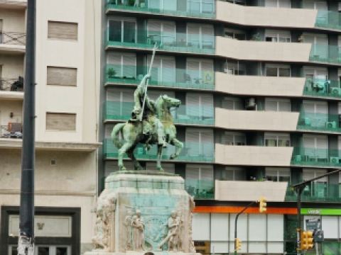 몬테비데오의 일상적인 맥박을 느낄 수 있는 18 데 훌리오 거리 산책