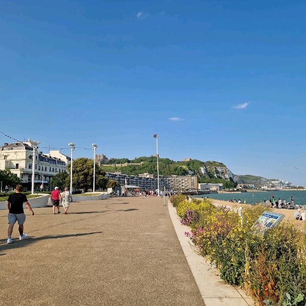 🌊🚶‍♀️ Discover the Delightful Dover Promenade! 🌅🏖️


