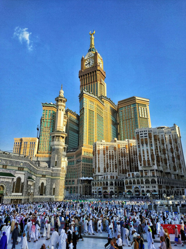 Makkah’s Silent Beauty Under Stars 🌌