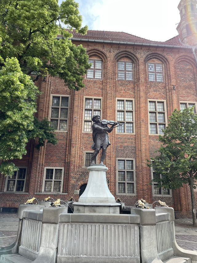在托倫老城尋找雕像