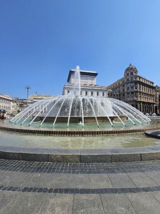 ปล่อยให้บรรยากาศสดใสแบบอิตาลีเติมเต็มการผจญภัยของคุณ—สำรวจจัตุรัส Piazza De Ferrari อันเก่าแก่ของเมืองเจนัว ดื่มด่ำกับความงามริมทะเลสาบที่ Isola dei Pescatori ใกล้กับเมืองสเตรซา และผ่อนคลายไปกับ Porto Antico ที่คึกคัก! 🌞🌊🚲 แต่ละสถานที่ผสมผสานวัฒนธรรม ทิวทัศน์อันงดงาม และช่วงเวลาแห่งอาหารรสเลิศที่ยากจะต้านทาน

เริ่มต้นที่เจนัว ณ จัตุรัส Piazza De Ferrari; ยามเช้าตรู่ แสงแดดระยิบระยับส่องประกายรอบน้ำพุที่สวยงามและฉากหลังของพระราชวัง—เหมาะอย่างยิ่งสำหรับการถ่ายภาพลงอินสตาแกรมที่สง่างามแบบยุโรป แวะซื้อกาแฟใกล้ๆ; คนท้องถิ่นต่างยกย่องครัวซองต์กรอบๆ ที่ร้านกาแฟริมทาง จากนั้น เดินหรือปั่นจักรยานไปยังท่าเรือของ Porto Antico เพื่อสัมผัสลมทะเล ไอศกรีม และงานศิลปะกลางแจ้ง—ลองถ่ายภาพพระอาทิตย์ตกดินพร้อมเงาสะท้อนบนผืนน้ำเพื่อบรรยากาศที่ชวนฝัน

มุ่งหน้าไปทางเหนือ ขึ้นรถไฟไปยังเมืองสเตรซา แล้วขึ้นเรือเฟอร์รี่ไปยังเกาะชาวประมง (Isola dei Pescatori) จุดถ่ายภาพที่ดีที่สุด? ตรอกแคบๆ ที่ประดับประดาด้วยดอกเฟื่องฟ้าและชายฝั่งทะเลสาบอันเงียบสงบในยามเย็น ลิ้มรสอาหารทะเลสดใหม่จากร้านอาหารเล็กๆ ที่บริหารโดยครอบครัว (เคล็ดลับของฉัน: ไปแต่เช้าเพื่อทานอาหารทะเลสดใหม่ประจำวัน) และเตรียมสัมภาระให้เบาที่สุด เพราะเกือบทุกอย่างเป็นถนนปูด้วยหิน!

การเดินทาง รถไฟประจำภูมิภาคเชื่อมต่อเมืองต่างๆ ได้อย่างราบรื่น เพื่อความสะดวกสบายยิ่งขึ้น ควรพักในเมืองเจนัวหรือสเตรซาที่อยู่ใจกลางเมือง เพราะอยู่ใกล้กับสถานที่ท่องเที่ยวและร้านอาหาร ก่อนเดินทาง ควรเตรียมหมวกกันแดด ที่ชาร์จโทรศัพท์แบบพกพา และเสื้อคลุมบางๆ สำหรับรับลมทะเลสาบ

ข้อควรระวัง: ระวังพวกล้วงกระเป๋าในจัตุรัสท่องเที่ยว ควรตรวจสอบตั๋วรถไฟทุกครั้ง! เรือเฟอร์รี่อาจจะแน่นในวันหยุดสุดสัปดาห์ ดังนั้นควรวางแผนล่วงหน้า

#เจนัว #สเตรซา #ทะเลสาบอิตาลี #ท่องเที่ยวสำหรับคนรักอาหาร #วันแดดจ้า