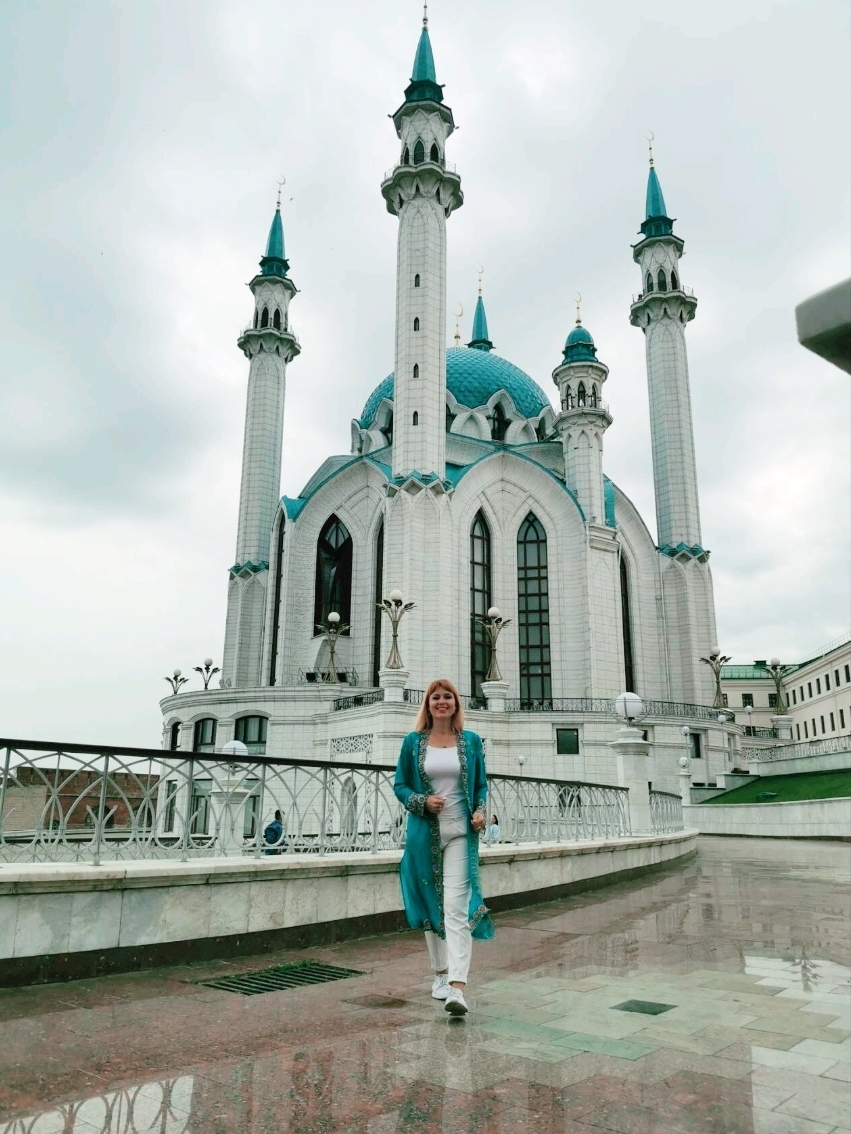 TRÁI TIM VÀ LINH HỒN CỦA KAZAN TRONG MỘT NGÀY.

Lịch trình tham quan Kazan trong một ngày được thiết kế sẵn này theo hình "vòng tròn" hợp lý: bạn sẽ bắt đầu buổi sáng với những biểu tượng chính của thành phố, dành cả ngày ở trung tâm lịch sử và một khu định cư Tatar đích thực, và kết thúc vào buổi tối trên bờ kè hiện đại.

Tuyến đường dài khoảng 8-10 km.

🏛️ Buổi sáng (9:00 AM – 12:00 PM):

1. Điện Kremlin Kazan và Nhà thờ Hồi giáo Kul-Sharif
Bắt đầu ngày mới với điểm tham quan chính. Buổi sáng có ít khách du lịch hơn, và ánh sáng hoàn hảo cho việc chụp ảnh. Vào cửa khu vực Điện Kremlin là miễn phí.

Nhà thờ Hồi giáo Kul-Sharif: Nhà thờ Hồi giáo chính của Tatarstan. Vào cửa miễn phí, nhưng yêu cầu trang phục (phụ nữ nên che đầu).

Tháp Syuyumbike: Một tòa tháp "nghiêng" được bao phủ bởi truyền thuyết.

Nhà thờ Chính tòa Truyền Tin: Một nhà thờ bằng đá trắng từ thế kỷ 16.

2. Đi bộ từ Điện Kremlin đến phố Bauman
Rời khỏi Điện Kremlin qua Tháp Spasskaya, bạn sẽ đến con phố đi bộ chính của thành phố.

Phố Bauman: Kazan Arbat. Tại đây, bạn sẽ tìm thấy tượng đài Mèo Kazan, cỗ xe của Catherine Đại đế và Kinh tuyến gốc.

Tháp Chuông Hiển Linh: Một tòa nhà cao tầng ở trung tâm. Vé vào đài quan sát trước đây có giá 200 rúp, nhưng hiện nay có thể bị hạn chế do tình trạng xuống cấp của công trình.

☕️ Nơi ăn sáng:
Có rất nhiều quán cà phê trên phố Bauman, nhưng chúng chỉ mở cửa khoảng 10 giờ sáng. Nếu bạn khởi hành sớm, lựa chọn tốt nhất là ăn sáng tại khách sạn hoặc tại một nhà hàng thức ăn nhanh phục vụ ẩm thực Tatar (như Tubetey), nơi bạn có thể thử món echpochmak.

🕌 Ngày (12:00 – 16:00):

3. Khu phố cổ Tatar và Hồ Kaban
Sau bữa trưa, hãy đến khu vực có những công trình lịch sử được bảo tồn. Bạn có thể dễ dàng đi bộ từ đường Bauman đến đây.

Hồ Kaban: Tản bộ dọc theo bờ kè được thiết kế cảnh quan gần Nhà hát Kamal. Tại đây, bạn có thể cho vịt ăn hoặc thuê thuyền buồm (khoảng 500 rúp/giờ).

Đường Kayum Nasyri: Con phố đi bộ chính của khu phố. Tại đây, bạn sẽ tìm thấy những ngôi nhà gỗ cổ và Nhà thờ Hồi giáo Al-Marjani (nhà thờ Hồi giáo bằng đá đầu tiên được xây dựng sau sắc lệnh của Catherine Đại đế).

🍴 Nơi ăn uống:
Hãy thử ẩm thực Tatar chính thống tại Khu phố cổ Tatar. Tìm các nhà hàng "Ash Babay" (có tượng dê ở lối vào) hoặc "Dom Chay".

Nên gọi món gì: Echpochmak (bánh hình tam giác nhân thịt), kystyby (bánh mì dẹt ăn kèm cháo kê hoặc khoai tây), gubadiya (bánh nhiều lớp), và tất nhiên, chak-chak tráng miệng.

🌆 Buổi tối (16:00 – 20:00):

5. Bờ kè Kremlin và Cung điện Nông dân
Quay lại Kremlin, nhưng lần này hãy đến bờ kè.

Cung điện Nông dân: Một tòa nhà đồ sộ với cây bằng đồng ở trung tâm mái vòm. Đây là một trong những địa điểm chụp ảnh nổi tiếng nhất thành phố.

Bờ kè: Một nơi lý tưởng để tản bộ thư giãn dọc theo sông Kazanka. Từ đây, bạn có thể nhìn thấy Trung tâm Gia đình Kazan hiện đại (hình "bát") và Cầu Thiên niên kỷ.

6. Trung tâm Gia đình Kazan
Nếu bạn vẫn còn sức, hãy đi bộ đến tòa nhà hình vạc này. Gần đó có một đài quan sát cung cấp tầm nhìn toàn cảnh đẹp nhất về Kremlin và trung tâm lịch sử. Đặc biệt đẹp vào lúc hoàng hôn, khi đèn được thắp sáng.

🍷 Nơi ăn uống:
Quay lại đường Bauman hoặc ở khu vực xung quanh bờ kè Kremlin. Có rất nhiều nhà hàng phục vụ ẩm thực châu Âu và Tatar.

⚠️ Mẹo du lịch hữu ích

• Phương tiện giao thông: Tất cả các điểm chính dọc theo tuyến đường đều nằm trong khoảng cách đi bộ. Để di chuyển giữa các quận, nên sử dụng tàu điện ngầm (ga Kremlingskaya hoặc Ploshchad Tukaya) và ứng dụng 2GIS — ứng dụng này hoạt động tốt nhất ở Kazan.

⭐ Nên làm gì nếu bạn đã tham quan hết mọi thứ hoặc có thêm một ngày?

Nếu bạn có một chuyến đi ngắn và còn thời gian, hoặc ở lại thành phố thêm một ngày, hãy nhớ khám phá vùng ngoại ô. Các điểm đến phổ biến nhất là thị trấn đảo Sviyazhsk và Tu viện Raifa của Đức Mẹ Đồng Trinh. Chúng cách thành phố khoảng một giờ lái xe. Thông thường, du khách sẽ tham quan các địa điểm này trong cùng một tour, bao gồm cả Đền thờ Tất cả các Tôn giáo.

Cách đến đó: Tốt nhất nên tham gia tour trọn gói (bằng xe buýt hoặc xe riêng) để tránh rắc rối với lịch trình giao thông công cộng. Điều này rất thuận tiện nếu thời gian của bạn có hạn.

Chúc bạn có một chuyến đi tuyệt vời đến Kazan!