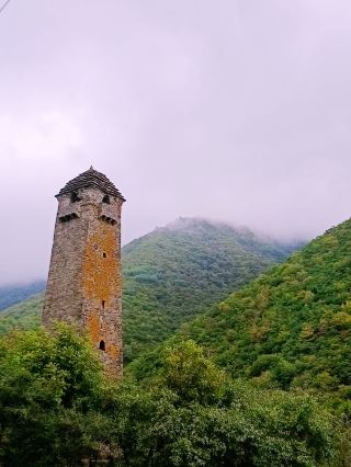 拜拜笨重行山鞋，哈囉飄逸絲綢連身裙！。
