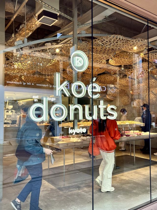 素材にも店内デザインにもこだわり満載のドーナツ店