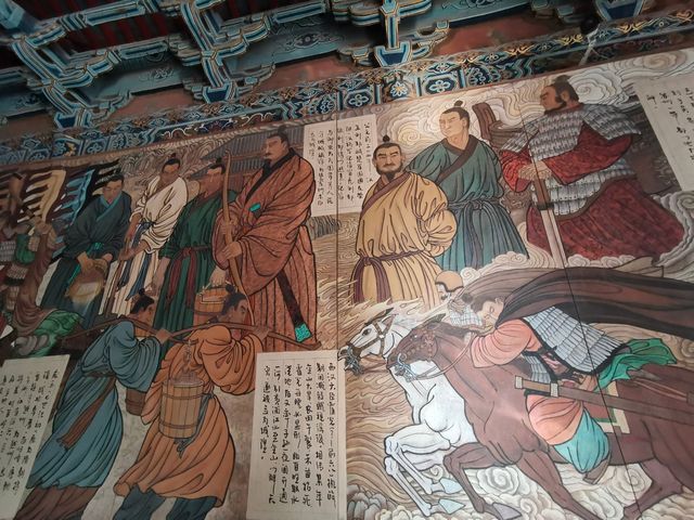 毛月色的城隍廟，琉璃覆蓋，飛簷四出