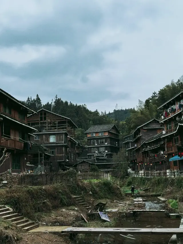 Time stands still in the Chengyang Bazhai in the misty rain