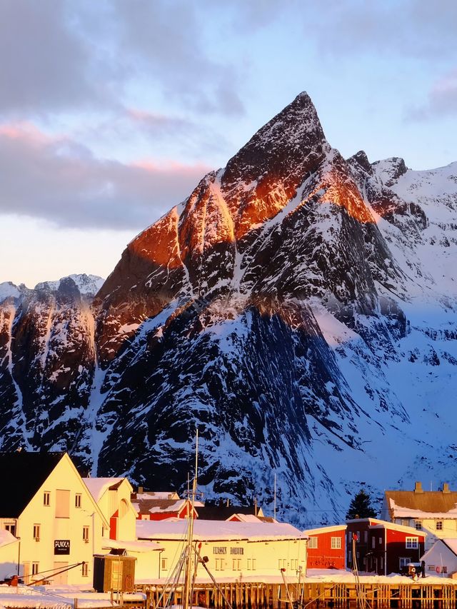 Sakrisoy村，羅弗敦群島的迷人漁村