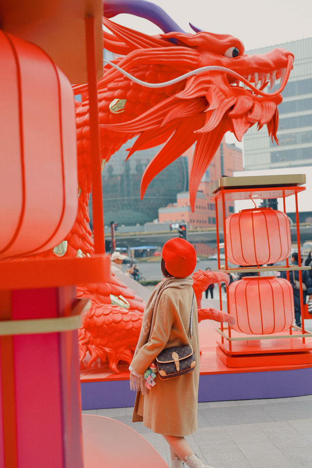 太震撼了徐家匯驚現中國紅的二龍戲珠 太震撼了徐家匯驚現中國紅的二龍戲珠