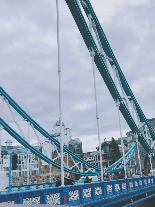 ロンドンタワーブリッジ | ロマンスを支える吊り橋