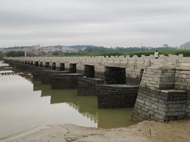 洛陽橋始建於北宋皇祐年間（公元1053年），為北宋大書法家蔡襄主持修建，歷時6年完工