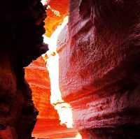 探秘未知！西部夢幻峽谷，熱情如火的自然奇觀