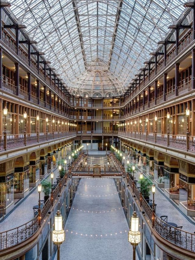 🌟 Cleveland's Chic Sleeps: Hyatt Regency Arcade 🏨✨