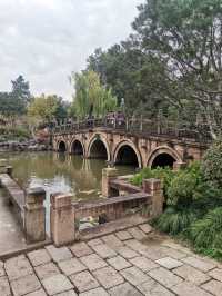 青浦大觀園係一座大型仿古園林建築，位於青商公路701號，坐落於淀山湖兩側，距離上海市中心六十五公里。