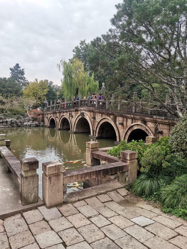 青浦大觀園係一座大型仿古園林建築，位於青商公路701號，坐落於淀山湖兩側，距離上海市中心六十五公里。