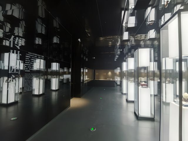 逛一逛和田玉博物館。